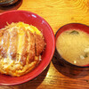 喜多八 - 料理写真:カツ丼850円（ごはん半分）。たまごとじの火加減が絶妙です。お味噌汁は、だしのきいたやさしい味