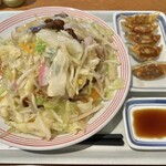 Ringer Hut Pasaru Makuhari Ueri Ten - 野菜たっぷり皿うどん・ぎょうざ5個セット