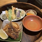 Iwashi no Ya Hei - 天ぷら、餃子、骨せんべい、煮物。