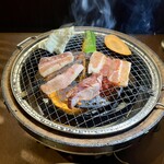 Taishu Yakiniku Darumaya - お肉を焼いてます。