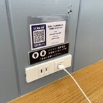 caffe ComeSta - カウンター席には充電用電源もあります