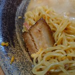 めん喰い屋 - チャーシューはバーナーで軽く炙られていて
            香ばしくて美味しい。