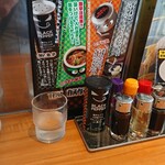 Ramen Kagetsu Arashi Higashifunabashi Kitaguchi Ten - 卓上。水を5杯ほどおかわり。ポットの半分飲んでしまった。ワンオペなのにごめんなさい