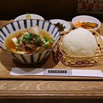 cafe & stand EL SOL - 丸石のこだわり豆腐と大きなお結びランチ(950円)
                      味噌煮込み牛すじ･おばんざい3品
                      ジャスミンティー･ジャム割りティー付き
                      (ご飯250gまでなら無料で量選択可)
                      ご飯300g以上(+50円)