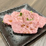 Yakiniku Horumon Maruyoshi Higashihabuten - 和牛大トロロース