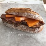 はせぱん - ミモレットとペッパーシンケンのバケットサンド