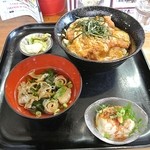 Tajima Shokudo Ten no Mise - カツ丼には汁物と小鉢付いてきます。