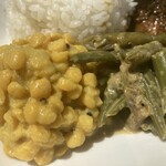 CAFE COLOMBO - 豆カレーはデカめのレンズ豆かな