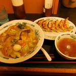 Hidakaya Kinshicho Kitaguchi Ten - ...「五目中華丼（560円）+大盛（100円）+餃子 6個（200円）」、ライス大盛（0円/モリモリサービス券）使用不可。