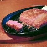 ステーキニュー桂 - 断面です。絶妙の焼き加減です。