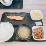 Yoshinoya Okayama Daianji Ten - 焼き魚牛小鉢定食。