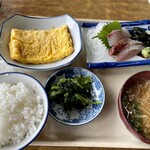 Koen Shokudo Osaka - ご飯小盛り、ほうれん草を茹でたもの、豚汁、玉子焼き、ツバスのお刺身