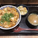 Yoshinoya Nashishichichiten - 【期間限定】親子丼 (大盛)+お新香セット