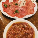 Kuroge Wagyu Ittogai Yakiniku Daigo Yokohama Ten - 手前が飲めるタン