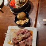 やきとり にしだ家 - 手前のレバー刺しと、チーズのたまり漬け(だったかな)