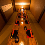 Zenseki Private rooms Izakaya Nippon Ichi Ikebukuro Nishiguchi Eki Mae Ten - 店内を色鮮やかに照らし出す間接照明♪ 女子会や合コンなど,女性様にも人気のお席です◎