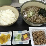 定食屋 食堂ぺーちゃん - 納豆ごはん_ご飯、かけそば、納豆、漬物（400円）