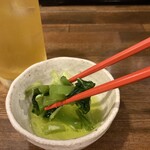 海人 笹目屋 - お通し(200円税別)は10種くらいから一つ選べる。サンピン茶(250円税別)12時近くにソフトドリンクか。