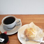 Coffee Yasan 33 - コロンビア ホット(店内500円)。奥様手作りのスコーンはいくらだったか失念しましたm(_ _)m