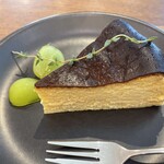 Cafe コアラとライオンときどきチーター - バスク風チーズケーキ