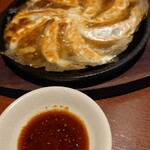 Kakuyasu Beer to Tetsunabe Gyoza 3 6 5 Sakaba Shonandai Ten - 鉄鍋餃子（１人前）