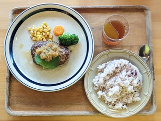 CROCE&Co season2 - ジューシー肉汁の柚木おろしポン酢ハンバーグ , 十六穀米ごはん , パティシェ特製デザート