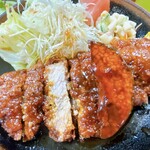 Gengetsu - 分厚いロースカツ。衣にはカレー粉も使用。