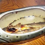 おくたまの味 むら㐂 - 中を覗くと、30分じっくり焼き上げられた岩魚！