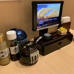 とんかつ双葉 - テーブル上のとんかつソースとドレッシング