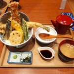 産直鮮魚とおばんざい 魚こめ屋 - 穴子が一本乗った江戸前天丼（1,680円）