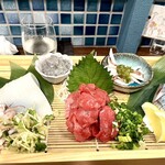 鮮魚酒場 紬季 - サービス品と合わせて５品で提供のお刺身