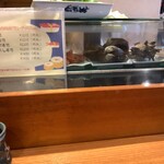 Sushi Dokoro Oota - ネタケースは、以外に豊富。サザエ、トリ貝、鮑の小さいヤツ