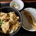 うわさの麺蔵 - かしわぶっかけ冷（小）710円、カボス、おろし、かいわれ？付。ちくわ天110円。合計820円。