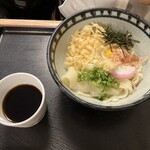 Bicchu Teuchi Udon Oonishi - ・倉敷名物ぶっかけうどん～中央には、ダイコンおろしの上にウズラの卵、おろし生姜。