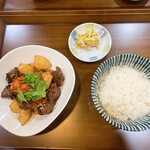 初 香港ダイニング - 牛肉とポテトのハニーソース炒め定食