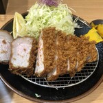 Tonkatsu Aoki Tsukisamuten - 200gでも分厚いとんかつ、脂身も甘く美味しい♡