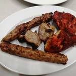 Yousafzai Halal - タンドールBBQ（二人分）。これだけですでにヘタな定食のおかず分ぐらいありそうだ。