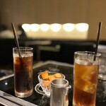 WEST END - アイスコーヒーと、アイスティー。量もたっぷり。