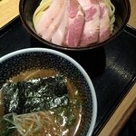 麺屋一燈 - チャーシュー濃厚魚介つけ麺950円 中盛300g50円
      
      やっぱりいつ来ても旨すぎる！
      私のNo1つけ麺です。