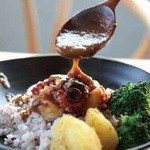 NEJIRO - 当店自慢のタコ壺カレーです。タコ唐をトッピングしています。甘辛口のカレーです。