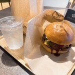 Awaji Shima Burger Komyuniti Fudo Horu Oosaka Nihonbashi Ten - チェダーチーズとオニオンリング、あわぢ島レモン