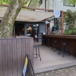 Ota Cafe - おたカフェ、テラス席とその奥に入口