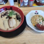 まこと屋 - 牛じゃんの黄金半チャーハン定食990円