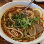 サイゴン - 料理写真:甘辛スープに丸麺のフエ名物・ブンボーフエ