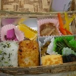 Tozawa Han Funabansho - 竹かご弁当。後方の缶は別。