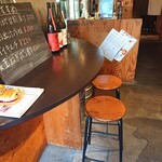 Yakiton Sutton - 店内入口付近のカウンターは座り飲みOK