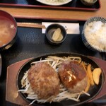 Minna no Shokudo Ushibuka Tei - ﾜﾀｼとかんぱち君シェアしたハンバーグ定食