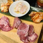 大衆ホルモン肉力屋 - 牛肉盛り合わせ