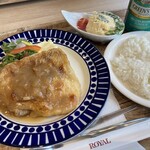 WORLD KITCHENS - グリルチキン(ボリュームあり)、玉子サラダ、ライス、ノンアルビール　計2,450円はイベントと場所を考えると仕方なしか…