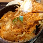 とん鈴 - カツが丼からはみ出しています